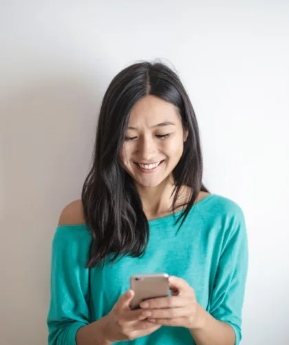 девушка с телефоном