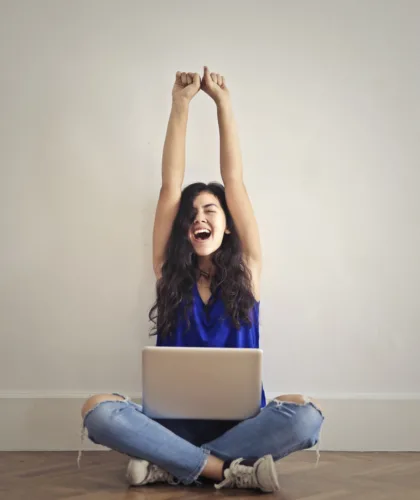 девушка с ноутбуком