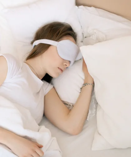 девушка спит