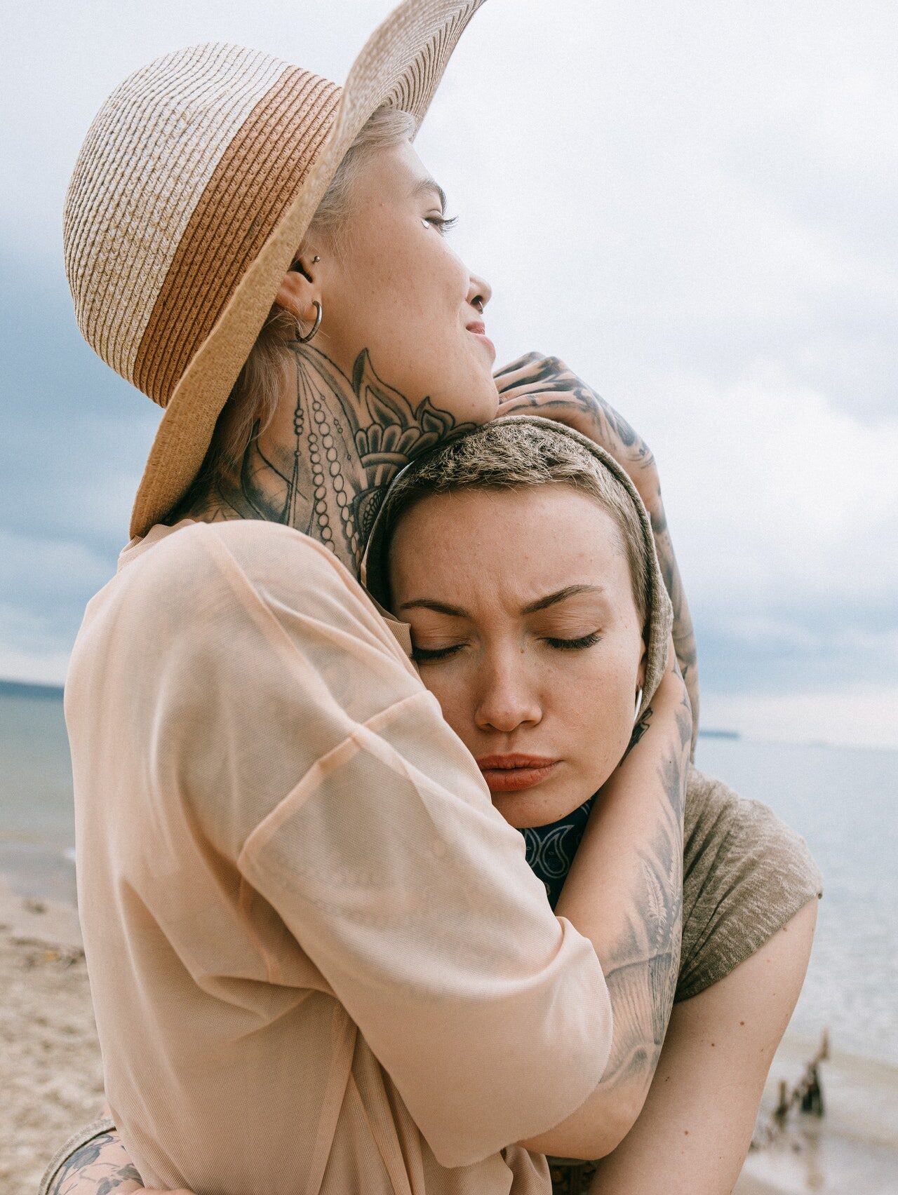 девушки обнимаются