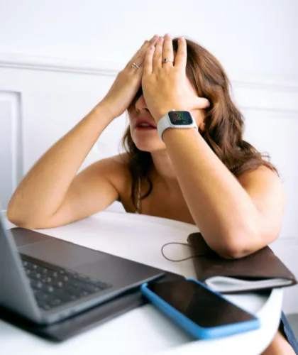 Уставшая девушка