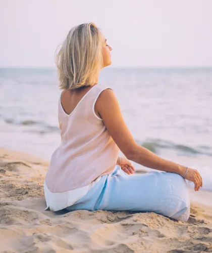 девушка медитирует