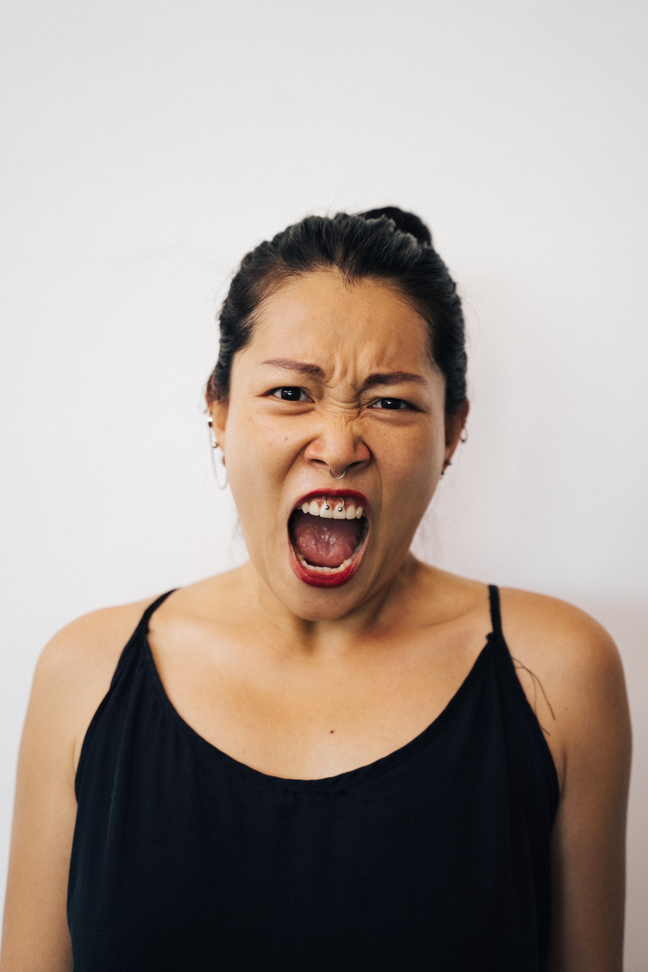 девушка кричит