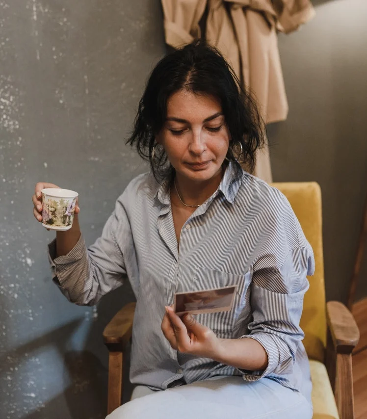 девушка с фотографией