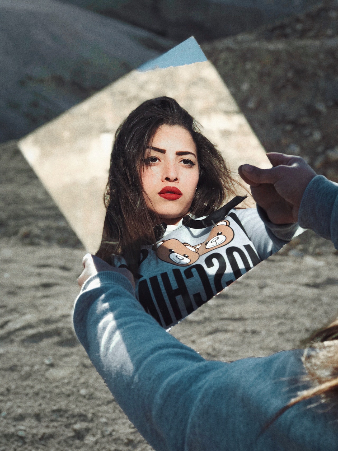 девушка смотрит в отражение