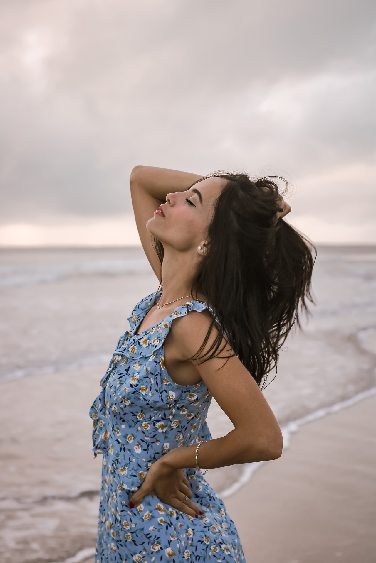 девушка дышит