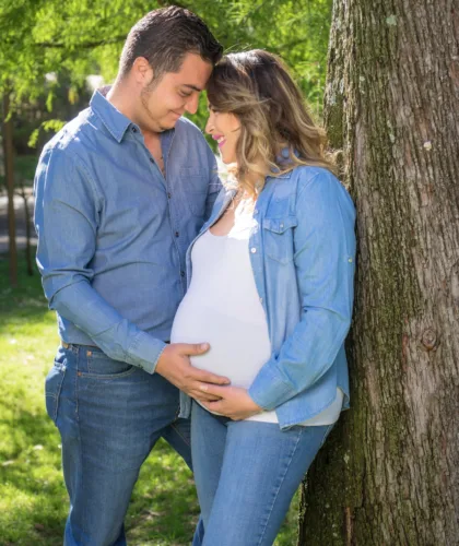 беременная женщина с парнем