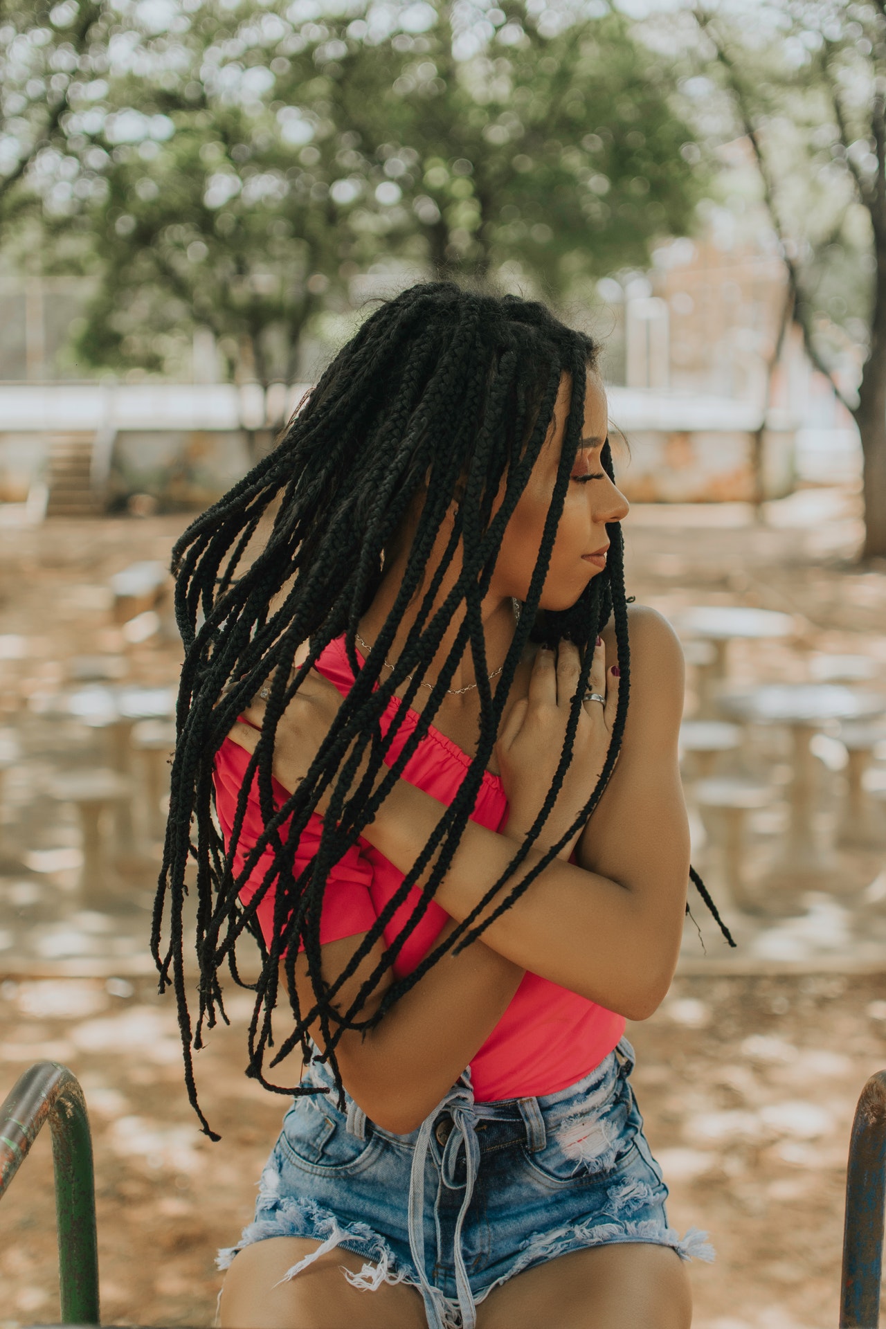 девушка обнимает себя