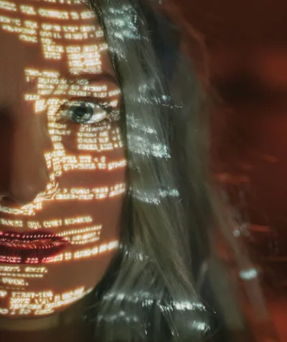 девушка с цифровым фоном