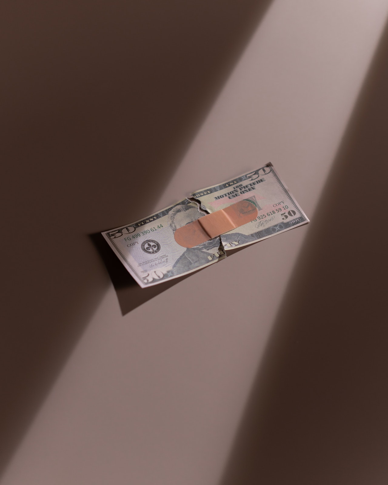 пластырь на купюре