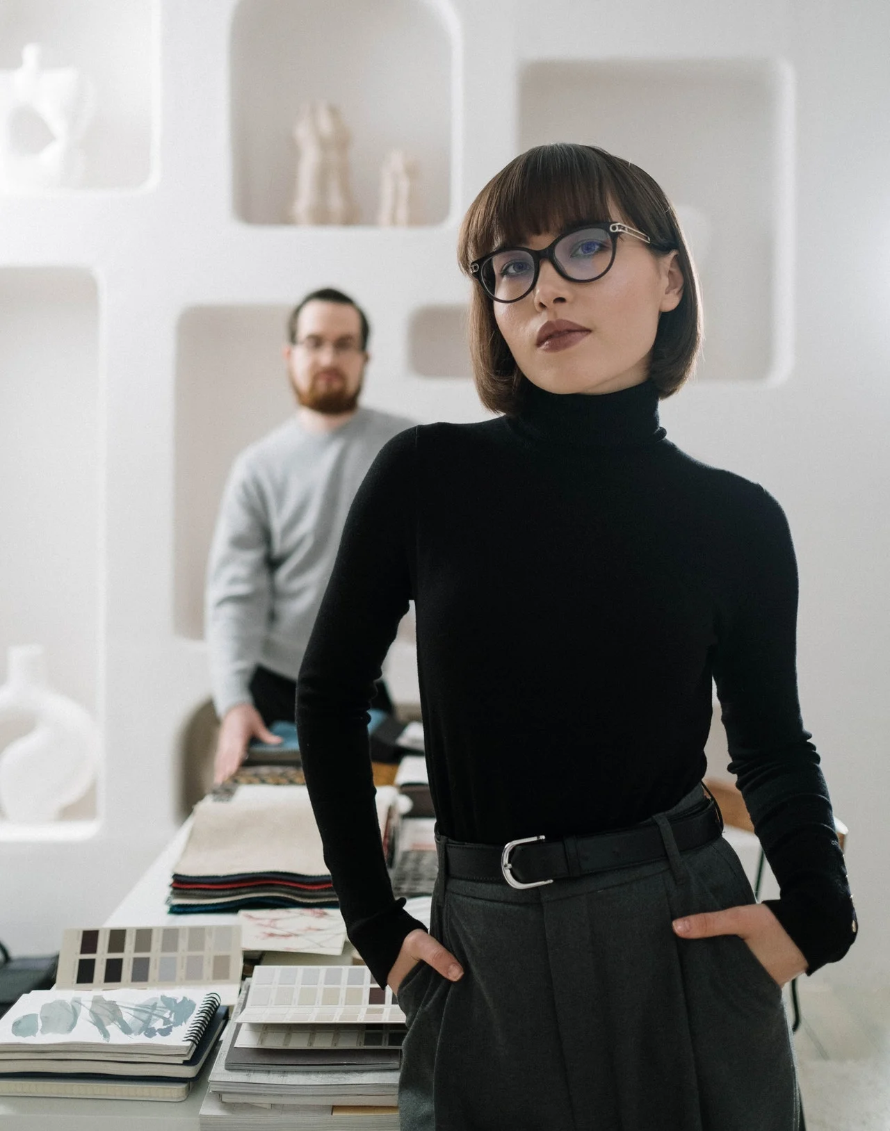 серьезная девушка и парень