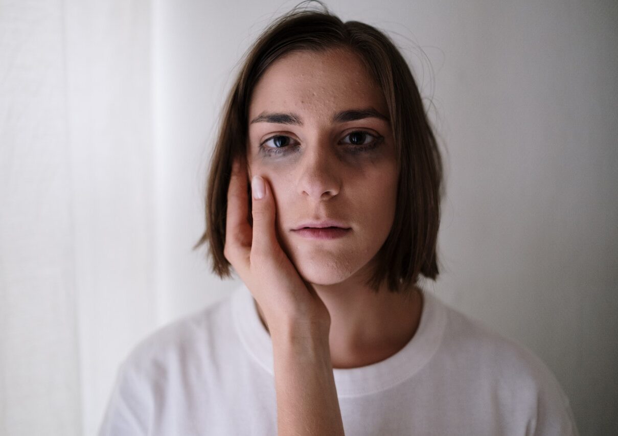 девушка с потекшим макияжем