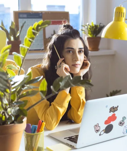 девушка с ноутбуком