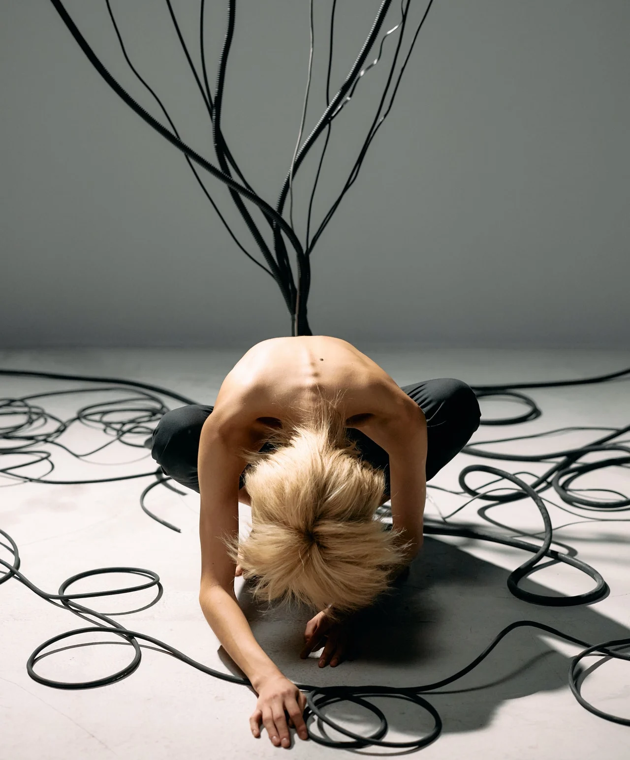 девушка с проводами