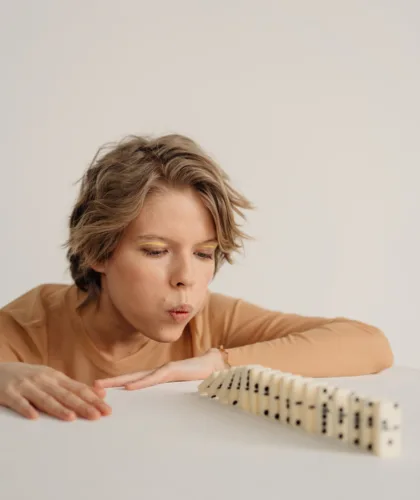 девушка с домино