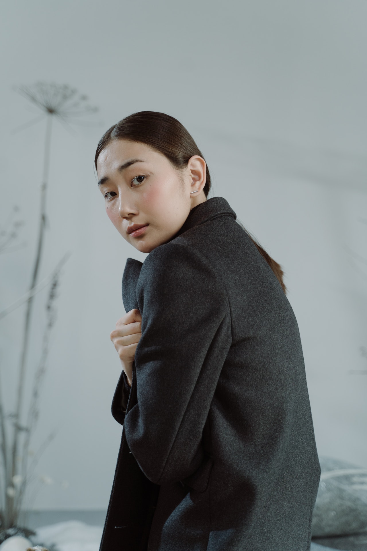 девушка в пальто