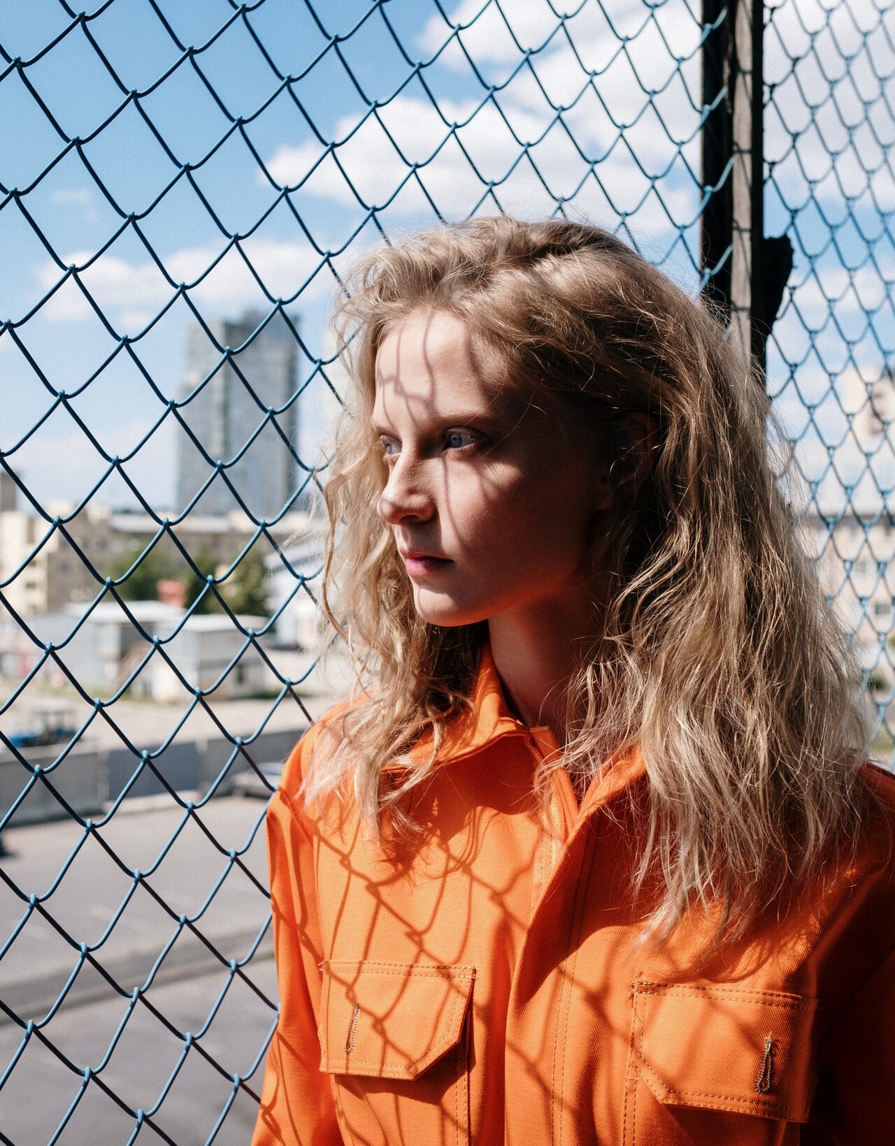 девушка в тюрьме