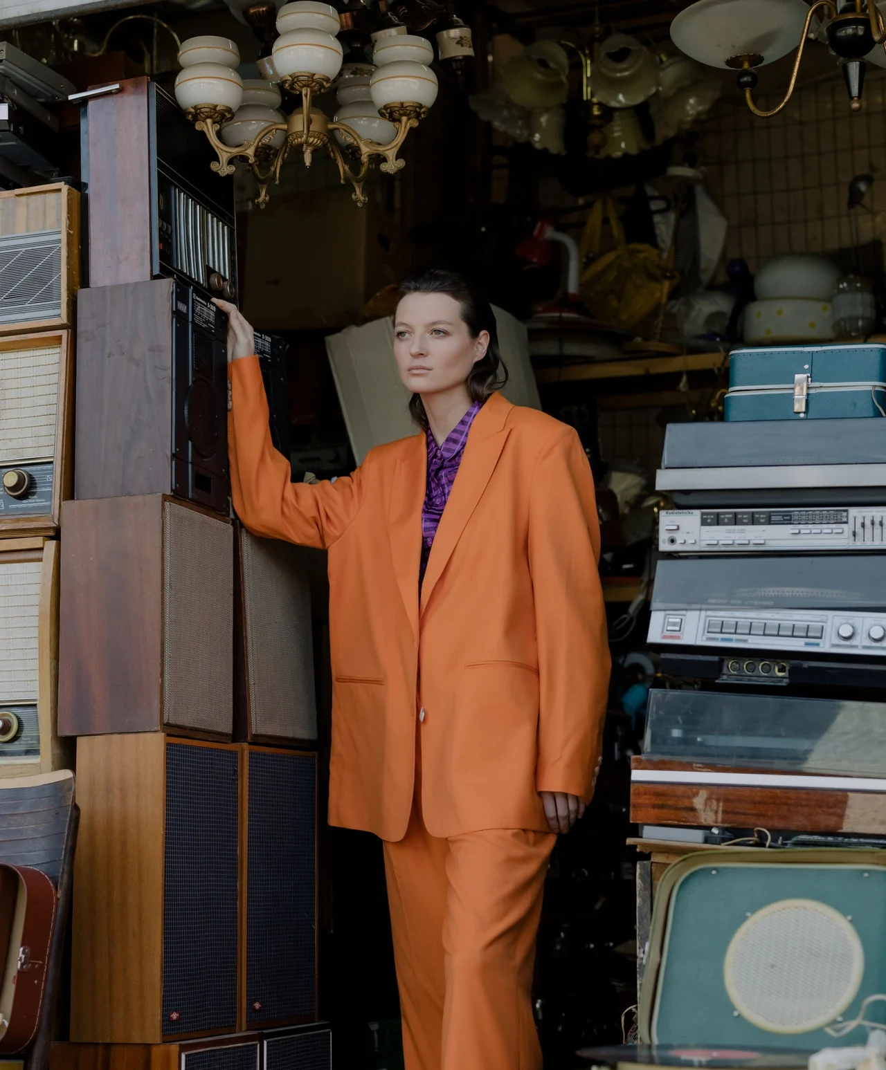 девушка в оранжевом костюме