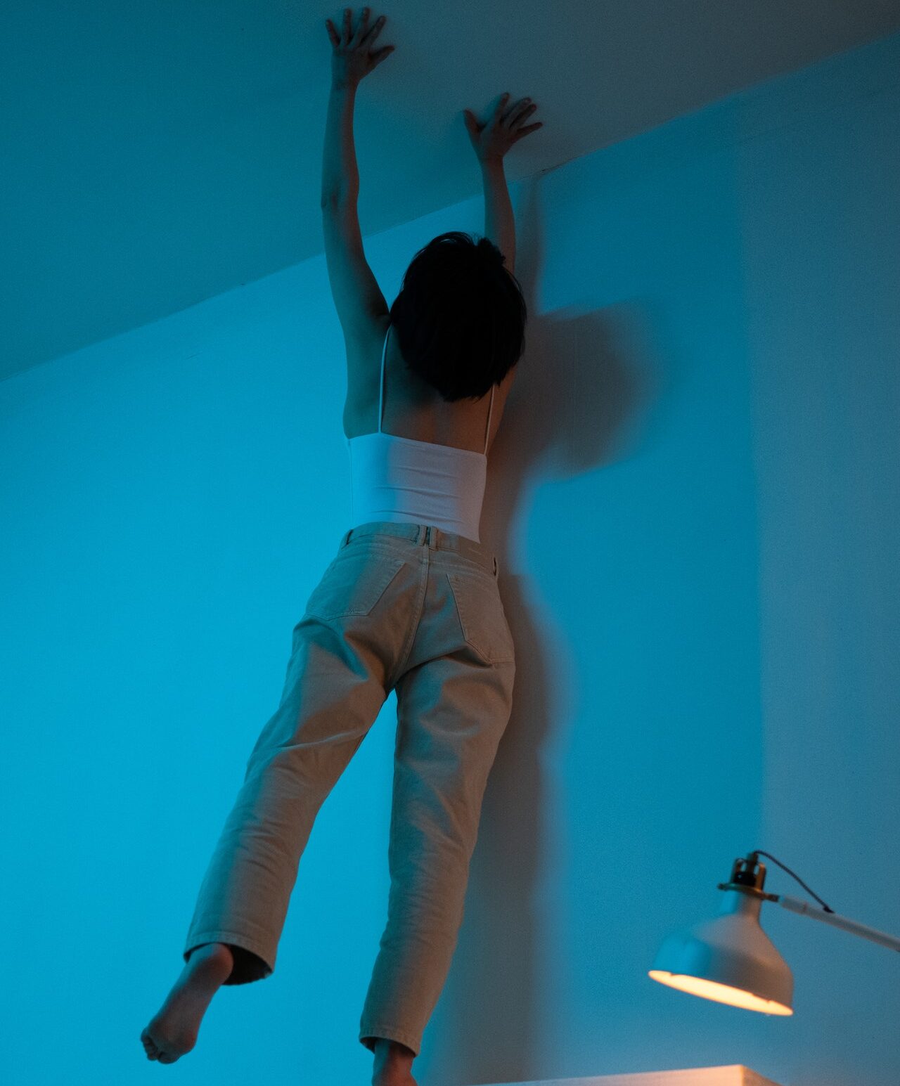 девушка тянется вверх