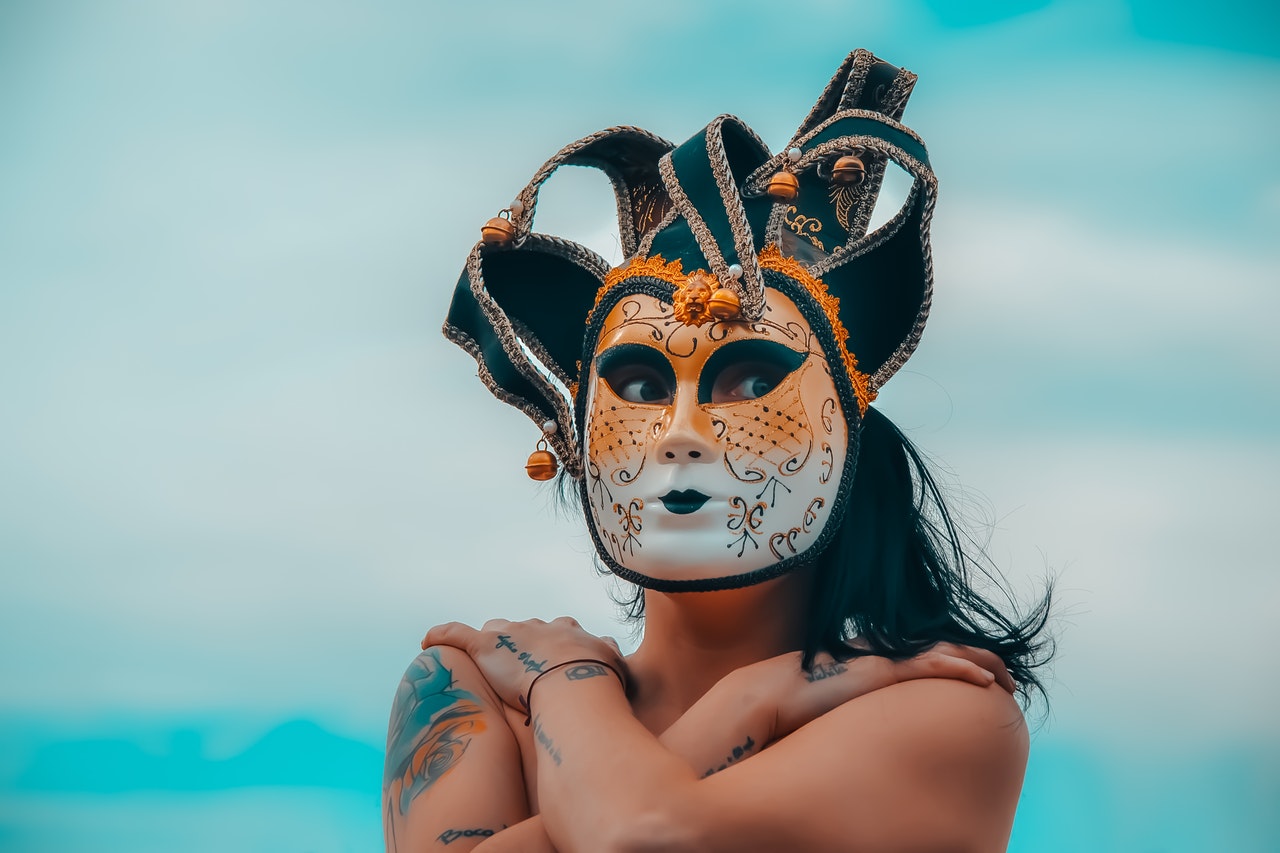 девушка в маске