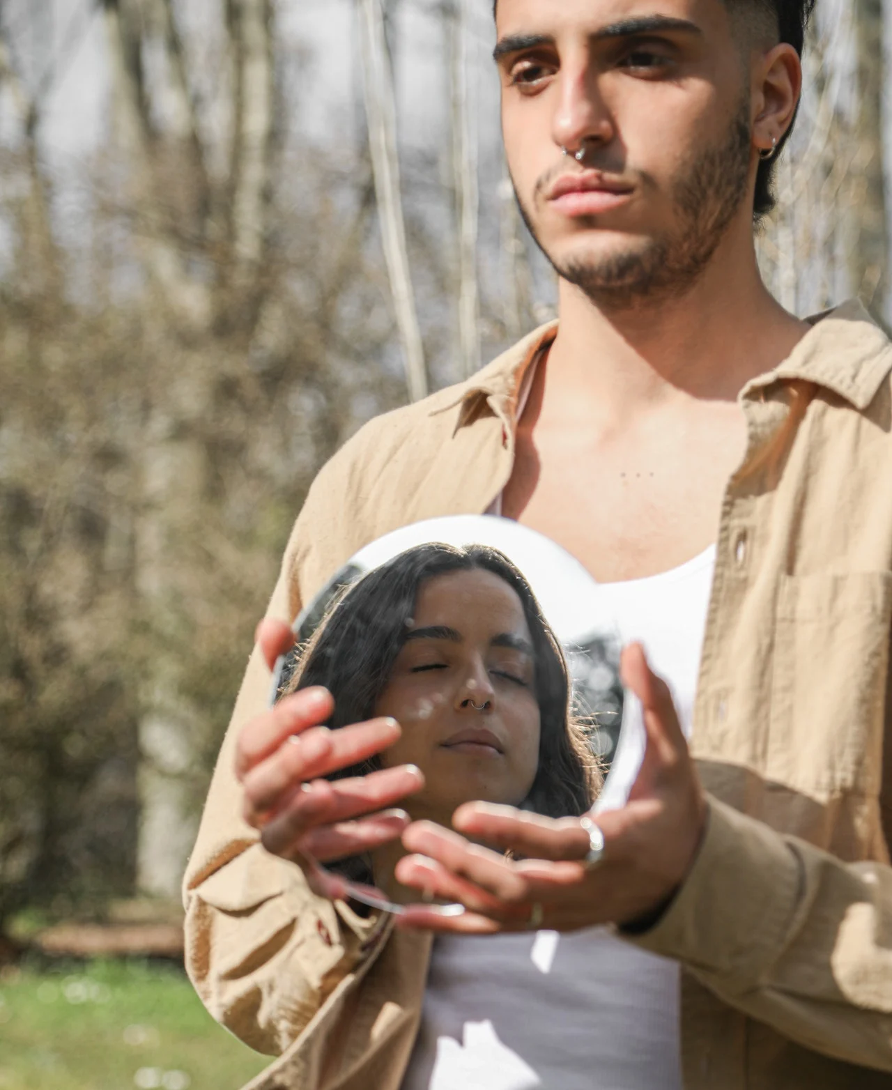 парень и девушка в зеркале