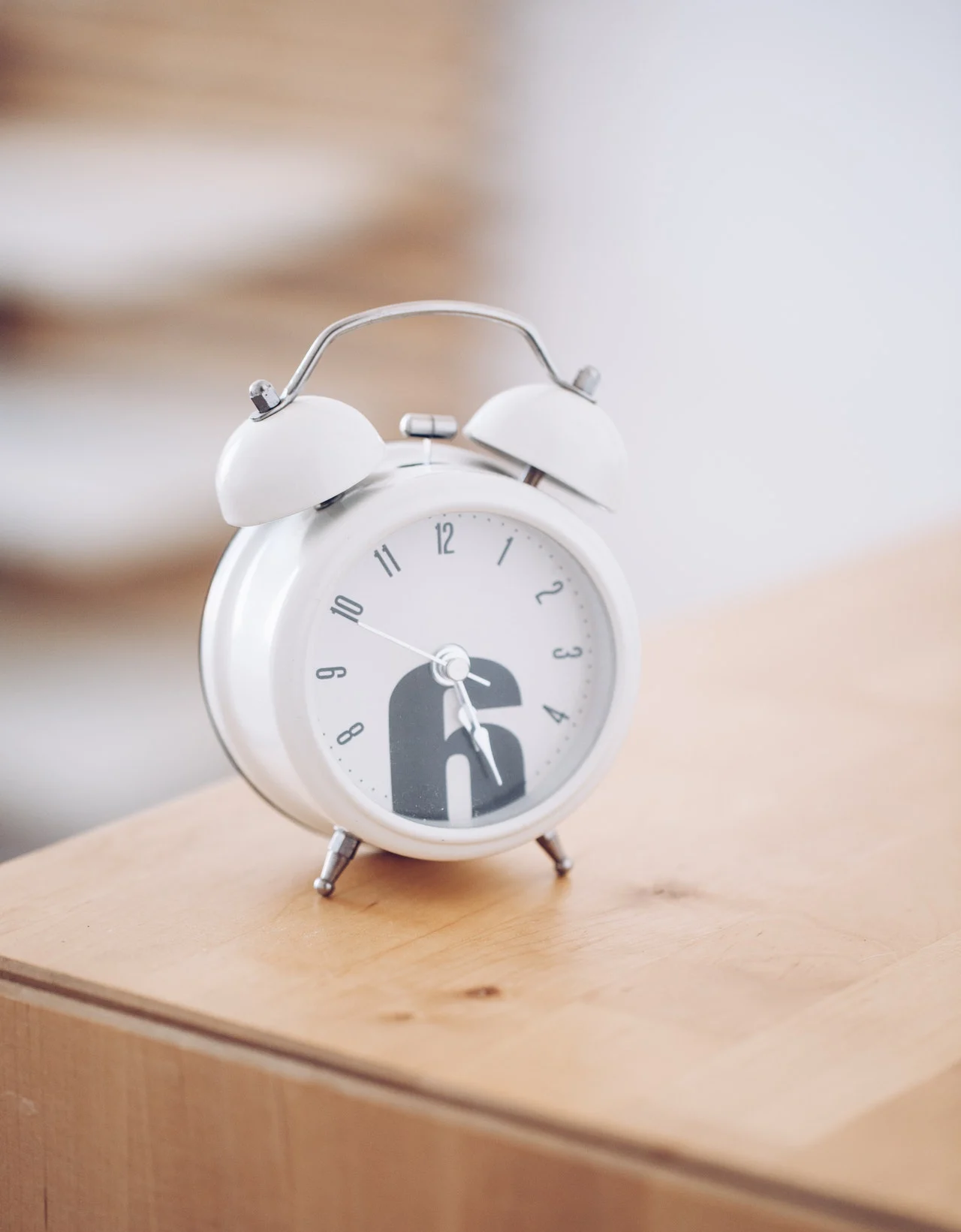 белый будильник