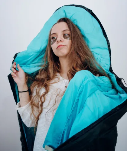 девушка в одеяле