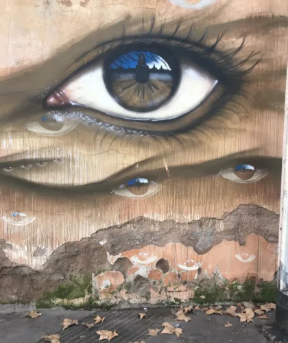 арт глаз на стене