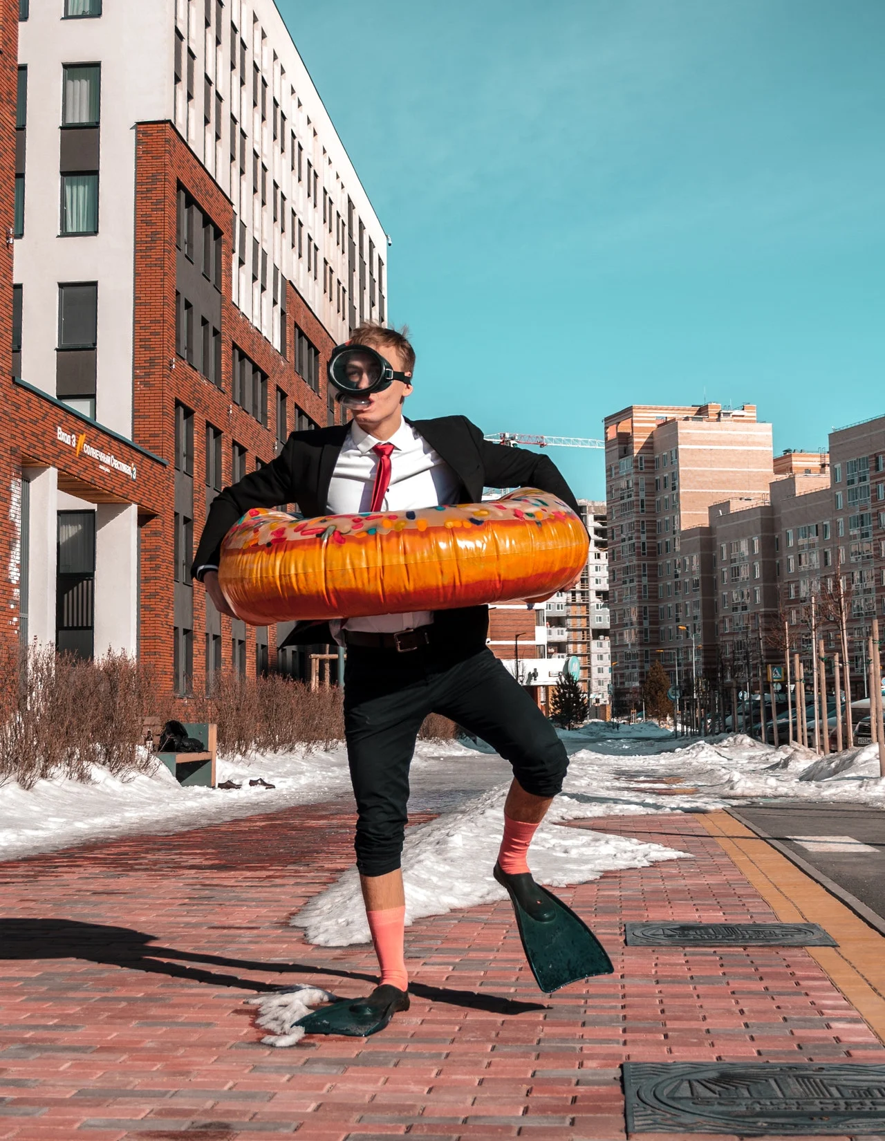 парень с плавательным кругом