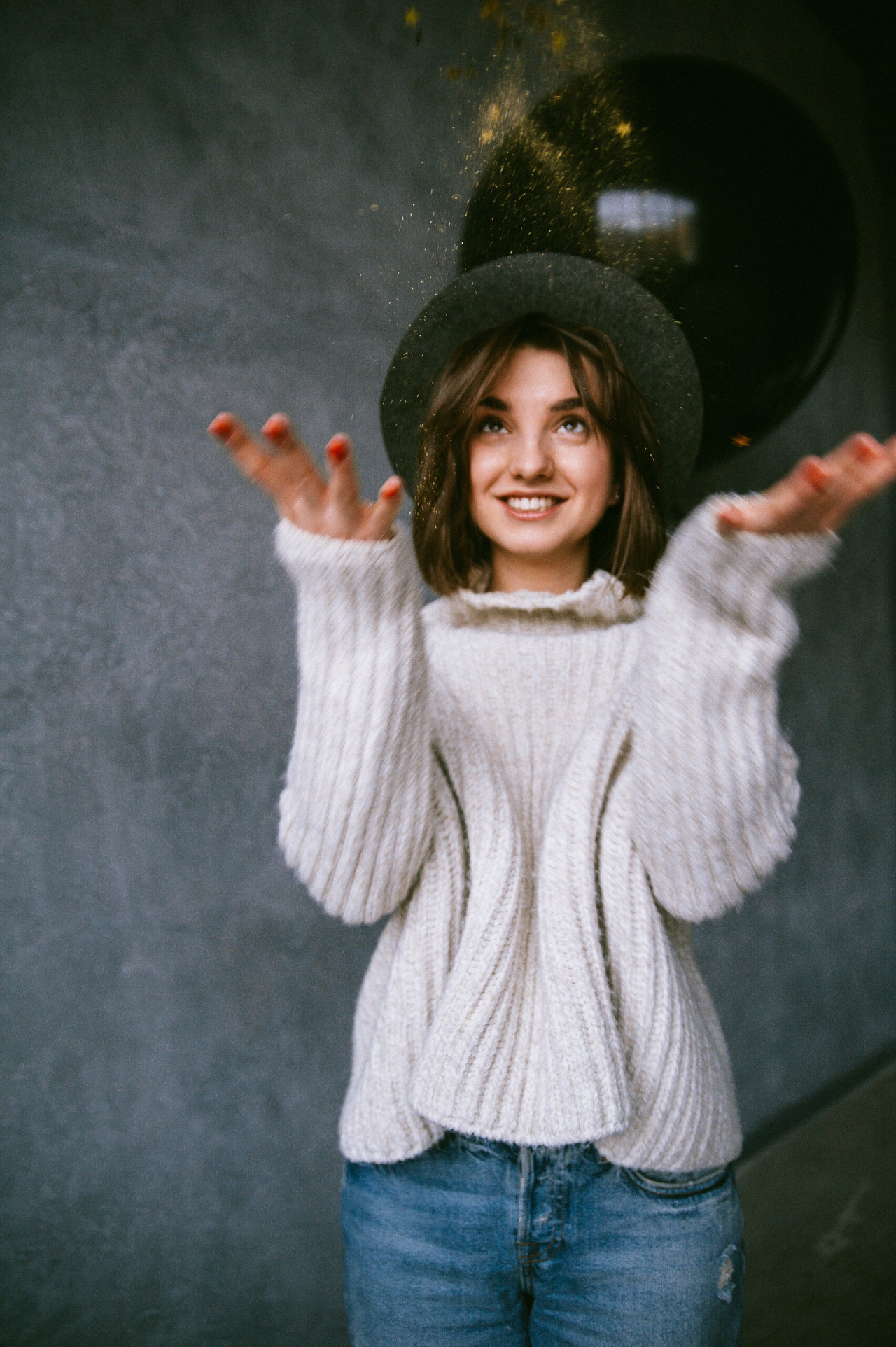 девушка подбрасывает пыльцу