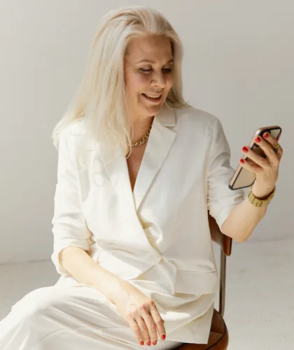 зрелая женщина с телефоном