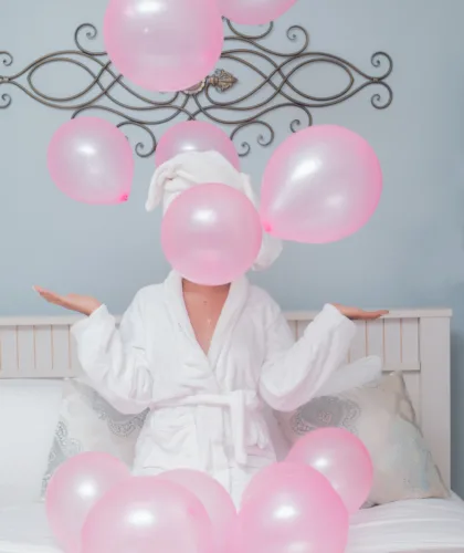 девушка с шариками