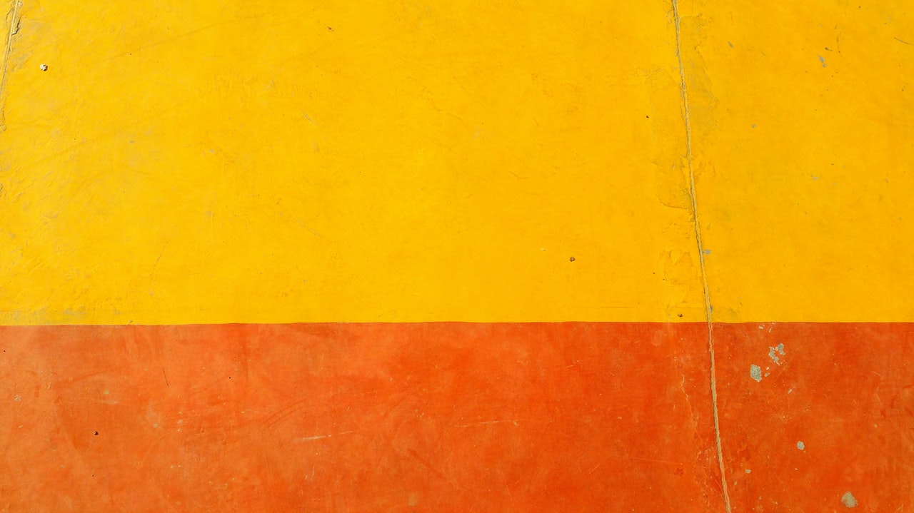 желто-оранжевая стена