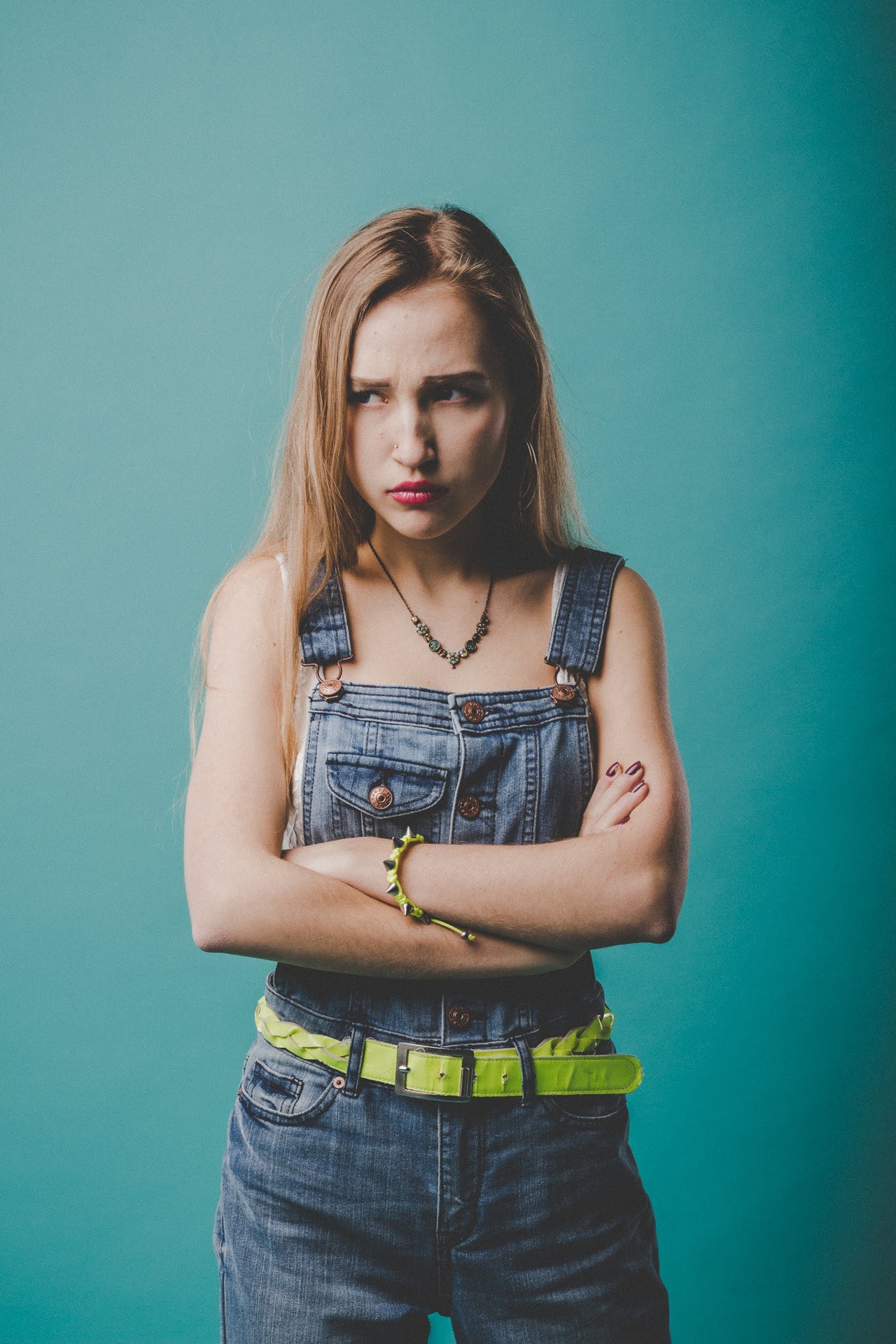 недовольная девушка