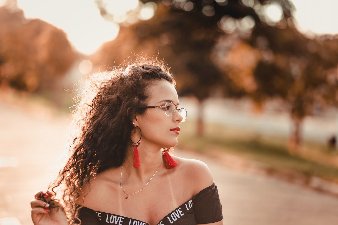 задумчивая девушка