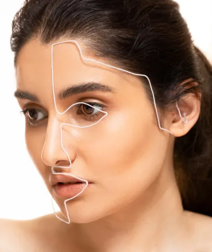 девушка с ниткой на лице