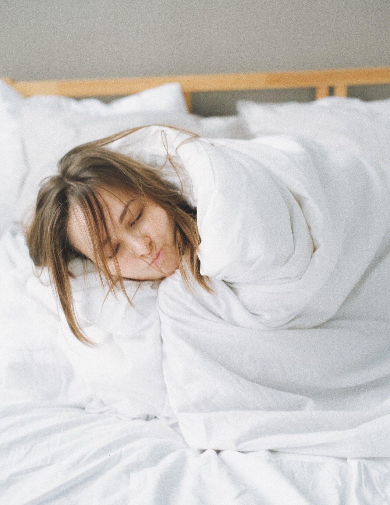 девушка в кровати