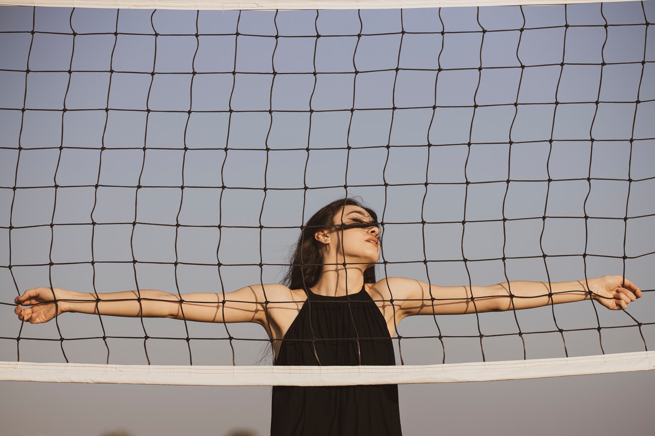 девушка на сетке