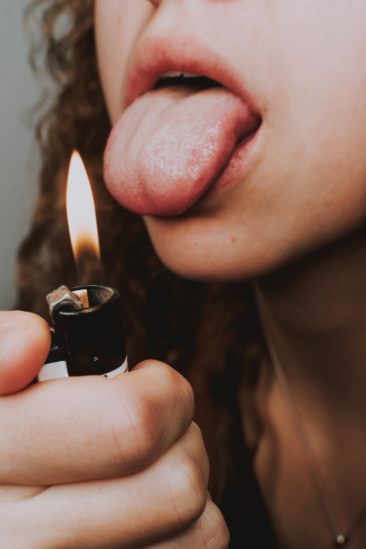 девушка поджигает язык