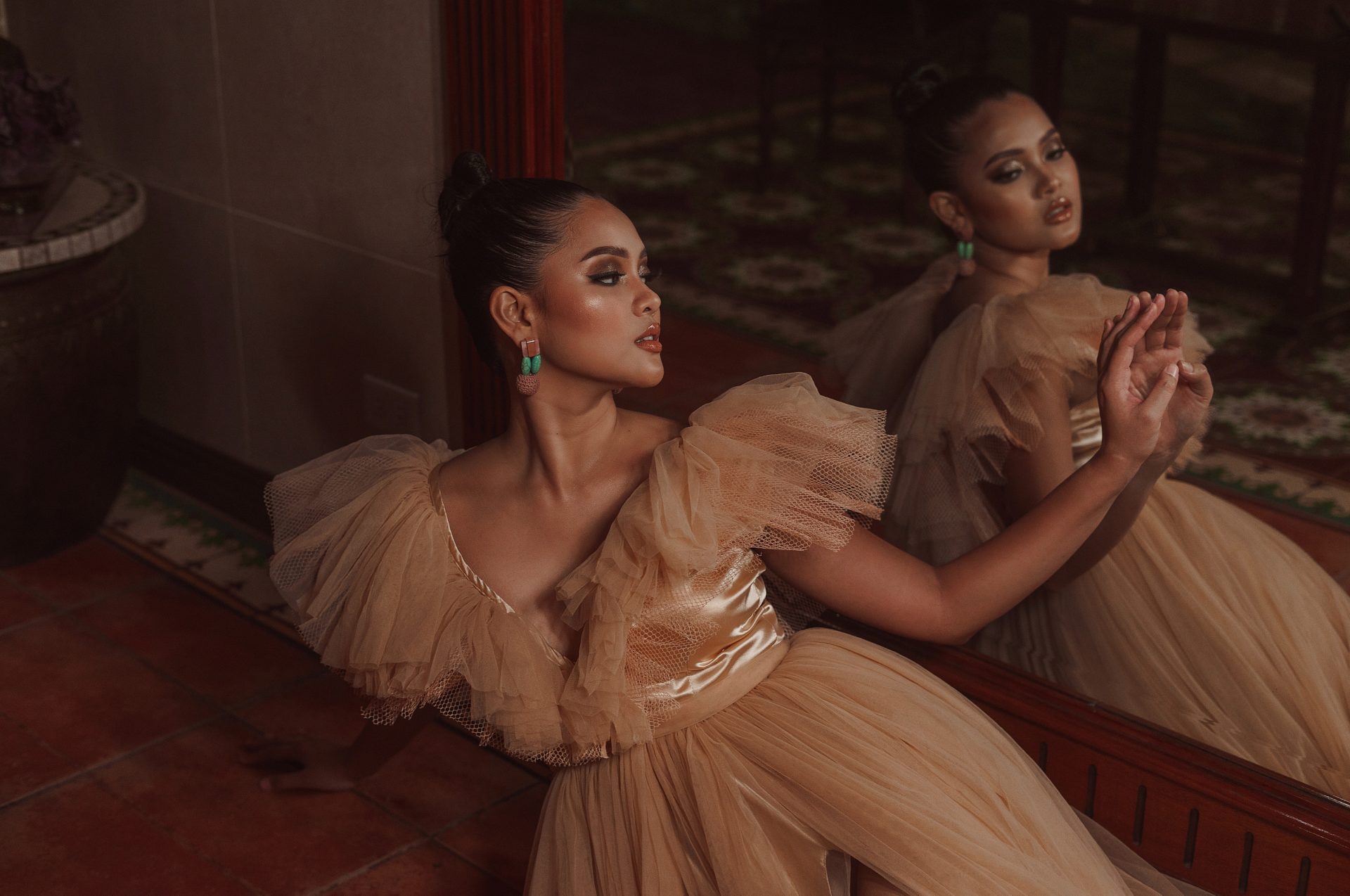 девушка смотрит на себя в зеркало