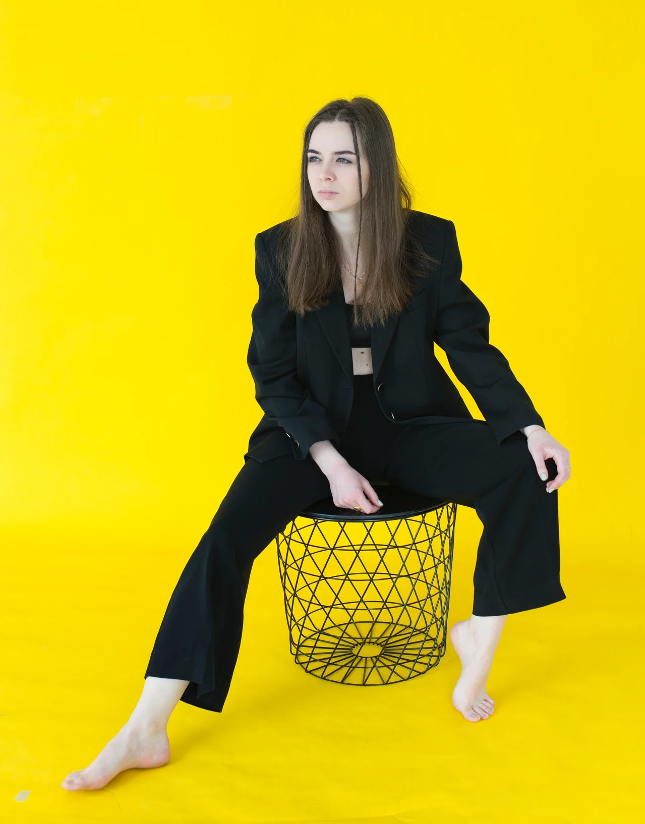 девушка в черном костюме