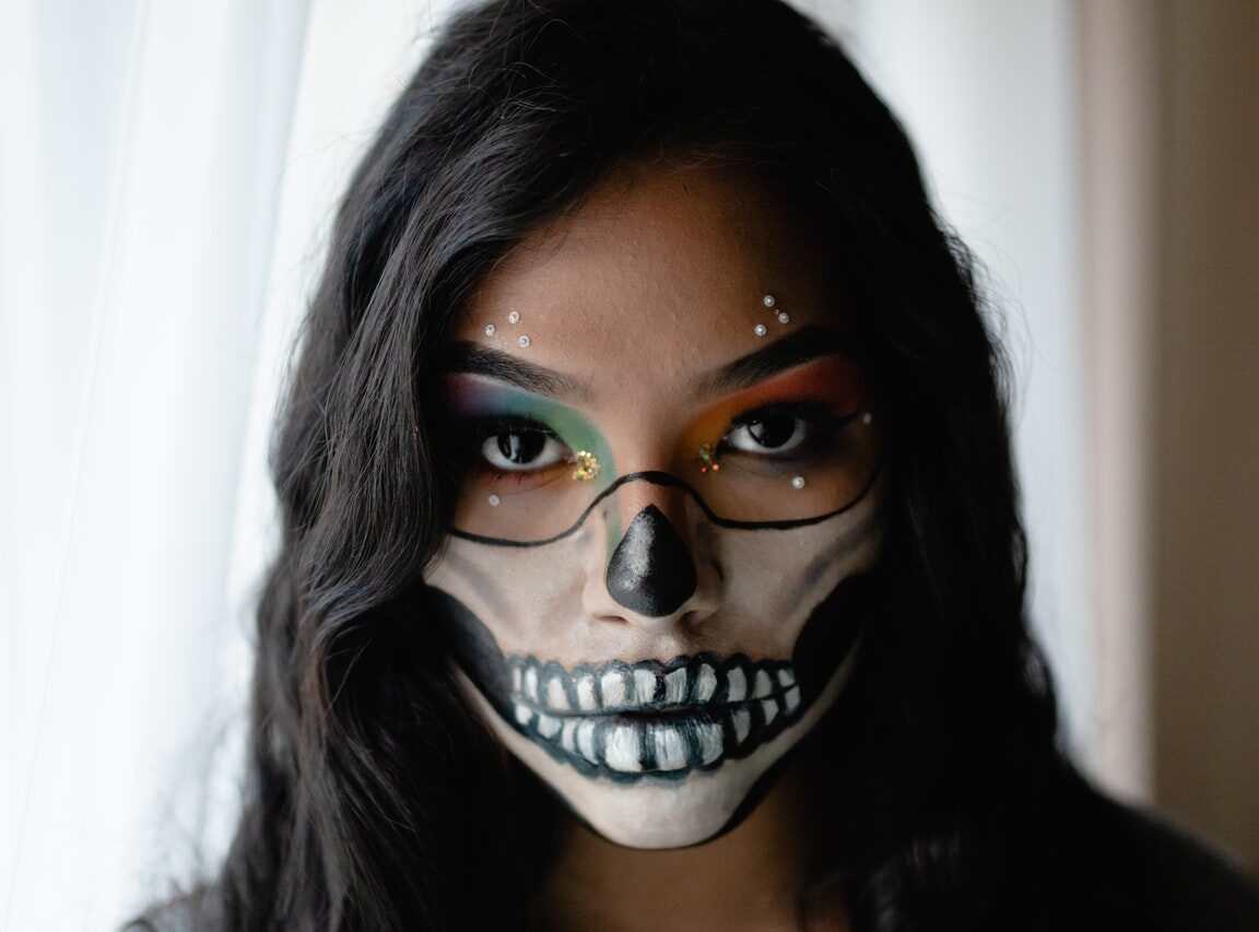 девушка с арт-макияжем