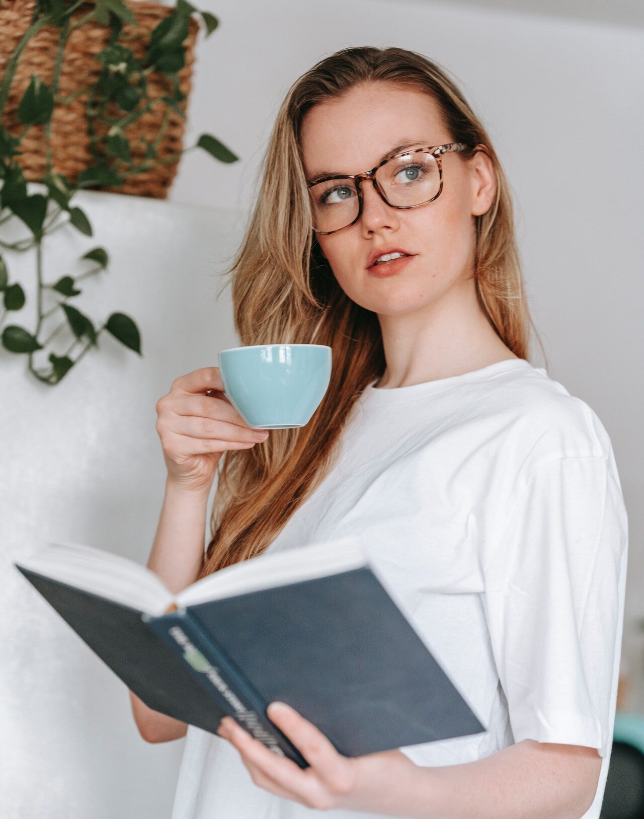 девушка задумалась