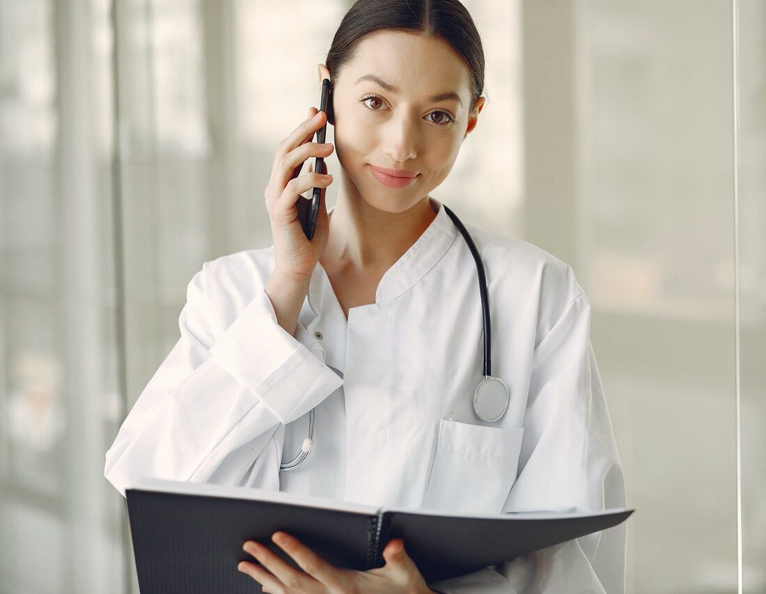 женщина врач