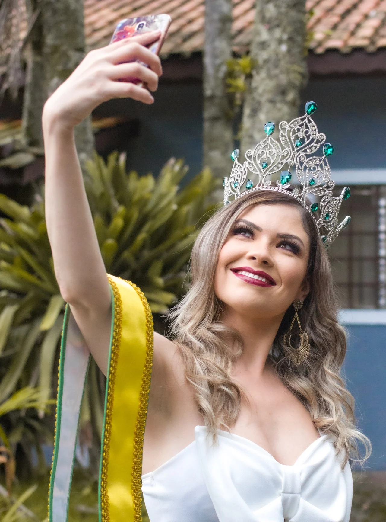 девушка с короной на голове