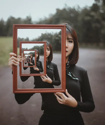 девушка со своими портретами