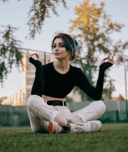 девушка медитирует на природе