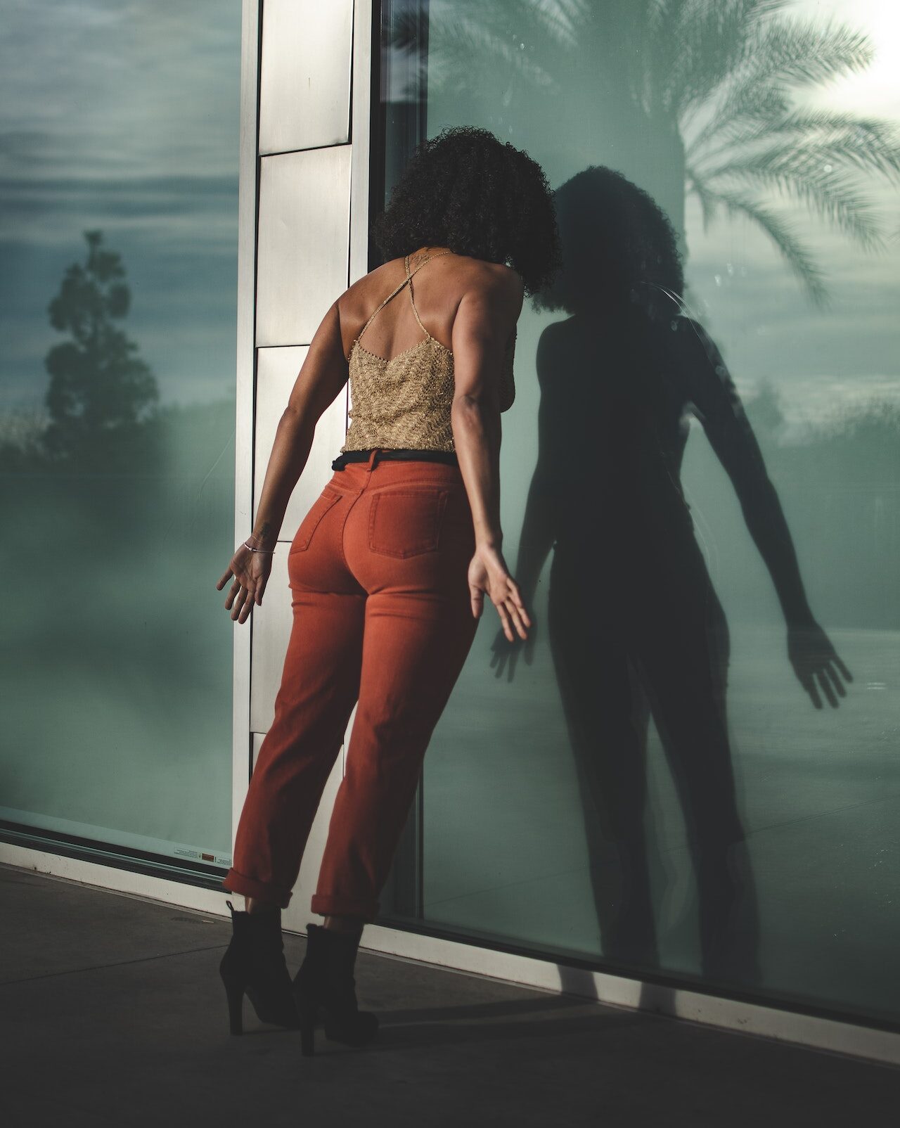 девушка упирается в стену