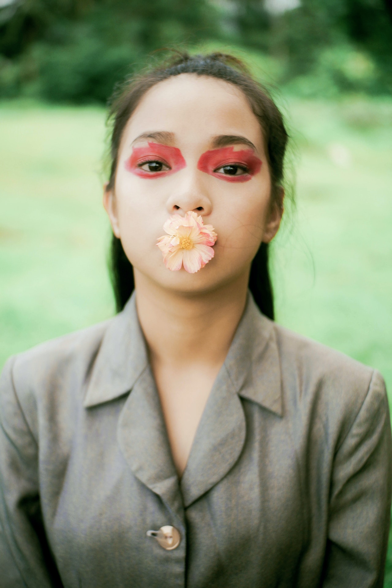 девушка с цветком во рту