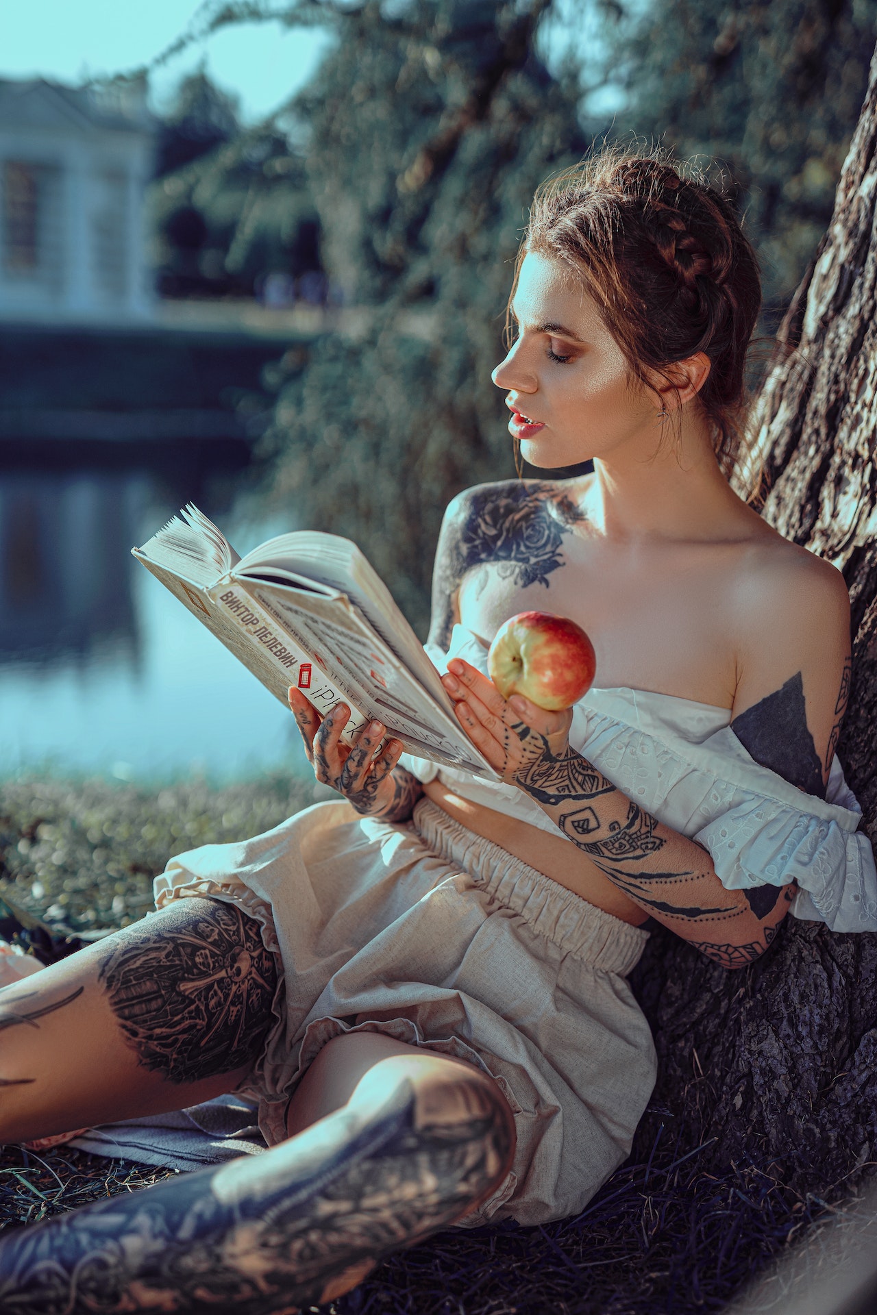 девушка с книгой